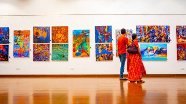 MUMBAI, INDIA, 14 Mart 2025: Nehru Center Sanat Galerisi 'ndeki sanat sergisini ziyaret edenler giriş ücreti alınmadan ve fotoğraf yasaklanmadan halka açıldı. 