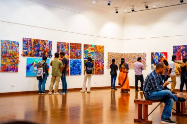 MUMBAI, INDIA, 14 Mart 2025: Nehru Center Sanat Galerisi 'ndeki sanat sergisini ziyaret edenler giriş ücreti alınmadan ve fotoğraf yasaklanmadan halka açıldı. 