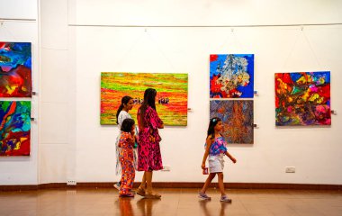 MUMBAI, INDIA, 14 Mart 2025: Nehru Center Sanat Galerisi 'ndeki sanat sergisini ziyaret edenler giriş ücreti alınmadan ve fotoğraf yasaklanmadan halka açıldı. 