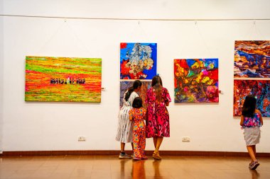 MUMBAI, INDIA, 14 Mart 2025: Nehru Center Sanat Galerisi 'ndeki sanat sergisini ziyaret edenler giriş ücreti alınmadan ve fotoğraf yasaklanmadan halka açıldı. 