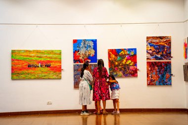 MUMBAI, INDIA, 14 Mart 2025: Nehru Center Sanat Galerisi 'ndeki sanat sergisini ziyaret edenler giriş ücreti alınmadan ve fotoğraf yasaklanmadan halka açıldı. 