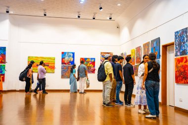 MUMBAI, INDIA, 14 Mart 2025: Nehru Center Sanat Galerisi 'ndeki sanat sergisini ziyaret edenler giriş ücreti alınmadan ve fotoğraf yasaklanmadan halka açıldı. 
