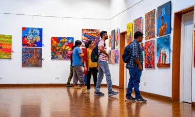 MUMBAI, INDIA, 14 Mart 2025: Nehru Center Sanat Galerisi 'ndeki sanat sergisini ziyaret edenler giriş ücreti alınmadan ve fotoğraf yasaklanmadan halka açıldı. 