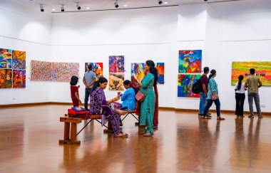 MUMBAI, INDIA, 14 Mart 2025: Nehru Center Sanat Galerisi 'ndeki sanat sergisini ziyaret edenler giriş ücreti alınmadan ve fotoğraf yasaklanmadan halka açıldı. 