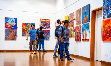 MUMBAI, INDIA, 14 Mart 2025: Nehru Center Sanat Galerisi 'ndeki sanat sergisini ziyaret edenler giriş ücreti alınmadan ve fotoğraf yasaklanmadan halka açıldı. 