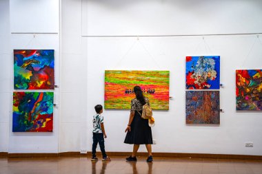 MUMBAI, INDIA, 14 Mart 2025: Nehru Center Sanat Galerisi 'ndeki sanat sergisini ziyaret edenler giriş ücreti alınmadan ve fotoğraf yasaklanmadan halka açıldı. 