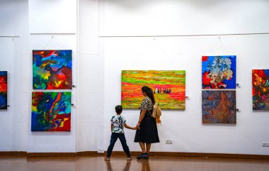 MUMBAI, INDIA, 14 Mart 2025: Nehru Center Sanat Galerisi 'ndeki sanat sergisini ziyaret edenler giriş ücreti alınmadan ve fotoğraf yasaklanmadan halka açıldı. 