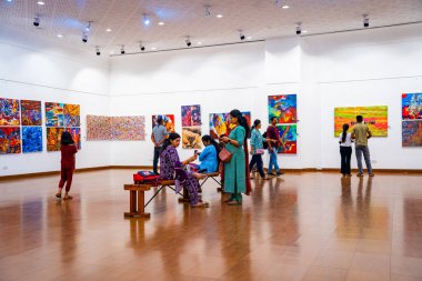 MUMBAI, INDIA, 14 Mart 2025: Nehru Center Sanat Galerisi 'ndeki sanat sergisini ziyaret edenler giriş ücreti alınmadan ve fotoğraf yasaklanmadan halka açıldı. 