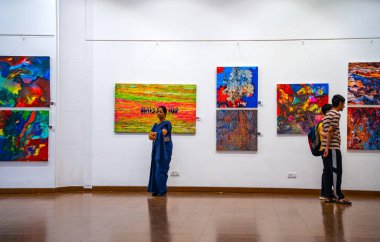 MUMBAI, INDIA, 14 Mart 2025: Nehru Center Sanat Galerisi 'ndeki sanat sergisini ziyaret edenler giriş ücreti alınmadan ve fotoğraf yasaklanmadan halka açıldı. 