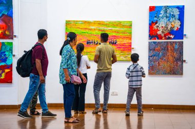 MUMBAI, INDIA, 14 Mart 2025: Nehru Center Sanat Galerisi 'ndeki sanat sergisini ziyaret edenler giriş ücreti alınmadan ve fotoğraf yasaklanmadan halka açıldı. 