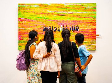 MUMBAI, INDIA, 14 Mart 2025: Nehru Center Sanat Galerisi 'ndeki sanat sergisini ziyaret edenler giriş ücreti alınmadan ve fotoğraf yasaklanmadan halka açıldı. 