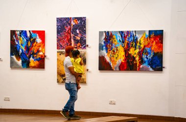 MUMBAI, INDIA, 14 Mart 2025: Nehru Center Sanat Galerisi 'ndeki sanat sergisini ziyaret edenler giriş ücreti alınmadan ve fotoğraf yasaklanmadan halka açıldı. 