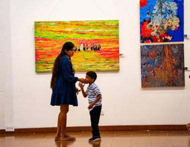 MUMBAI, INDIA, 14 Mart 2025: Nehru Center Sanat Galerisi 'ndeki sanat sergisini ziyaret edenler giriş ücreti alınmadan ve fotoğraf yasaklanmadan halka açıldı. 