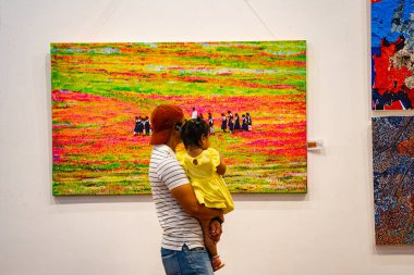 MUMBAI, INDIA, 14 Mart 2025: Nehru Center Sanat Galerisi 'ndeki sanat sergisini ziyaret edenler giriş ücreti alınmadan ve fotoğraf yasaklanmadan halka açıldı. 
