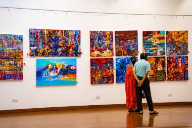 MUMBAI, INDIA, 14 Mart 2025: Nehru Center Sanat Galerisi 'ndeki sanat sergisini ziyaret edenler giriş ücreti alınmadan ve fotoğraf yasaklanmadan halka açıldı. 