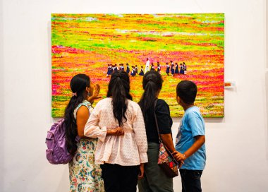 MUMBAI, INDIA, 14 Mart 2025: Nehru Center Sanat Galerisi 'ndeki sanat sergisini ziyaret edenler giriş ücreti alınmadan ve fotoğraf yasaklanmadan halka açıldı. 