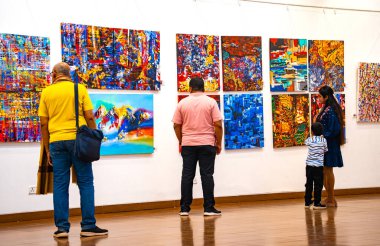 MUMBAI, INDIA, 14 Mart 2025: Nehru Center Sanat Galerisi 'ndeki sanat sergisini ziyaret edenler giriş ücreti alınmadan ve fotoğraf yasaklanmadan halka açıldı. 
