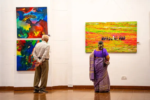 MUMBAI, INDIA, 14 Mart 2025: Nehru Center Sanat Galerisi 'ndeki sanat sergisini ziyaret edenler giriş ücreti alınmadan ve fotoğraf yasaklanmadan halka açıldı. 