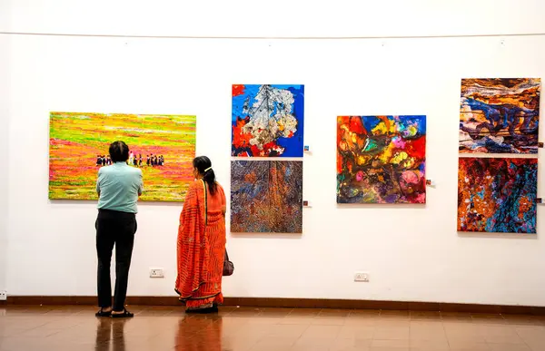 MUMBAI, INDIA, 14 Mart 2025: Nehru Center Sanat Galerisi 'ndeki sanat sergisini ziyaret edenler giriş ücreti alınmadan ve fotoğraf yasaklanmadan halka açıldı. 