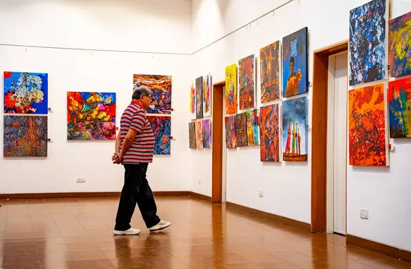 MUMBAI, INDIA, 14 Mart 2025: Nehru Center Sanat Galerisi 'ndeki sanat sergisini ziyaret edenler giriş ücreti alınmadan ve fotoğraf yasaklanmadan halka açıldı. 