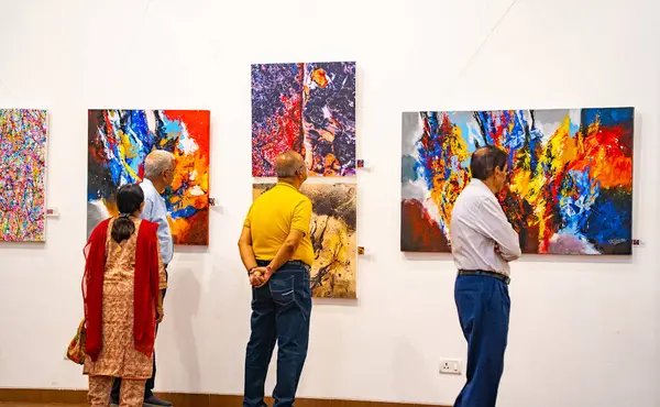 MUMBAI, INDIA, 14 Mart 2025: Nehru Center Sanat Galerisi 'ndeki sanat sergisini ziyaret edenler giriş ücreti alınmadan ve fotoğraf yasaklanmadan halka açıldı. 
