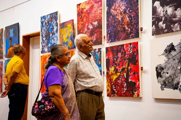 MUMBAI, INDIA, 14 Mart 2025: Nehru Center Sanat Galerisi 'ndeki sanat sergisini ziyaret edenler giriş ücreti alınmadan ve fotoğraf yasaklanmadan halka açıldı. 