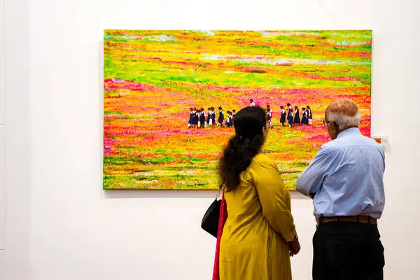 MUMBAI, INDIA, 14 Mart 2025: Nehru Center Sanat Galerisi 'ndeki sanat sergisini ziyaret edenler giriş ücreti alınmadan ve fotoğraf yasaklanmadan halka açıldı. 