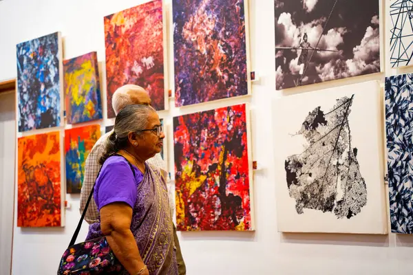 MUMBAI, INDIA, 14 Mart 2025: Nehru Center Sanat Galerisi 'ndeki sanat sergisini ziyaret edenler giriş ücreti alınmadan ve fotoğraf yasaklanmadan halka açıldı. 