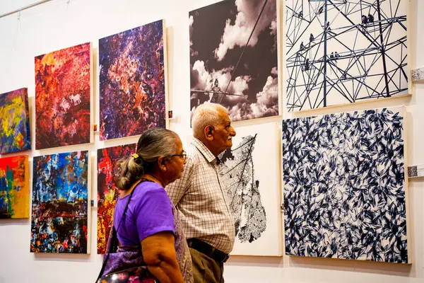 MUMBAI, INDIA, 14 Mart 2025: Nehru Center Sanat Galerisi 'ndeki sanat sergisini ziyaret edenler giriş ücreti alınmadan ve fotoğraf yasaklanmadan halka açıldı. 