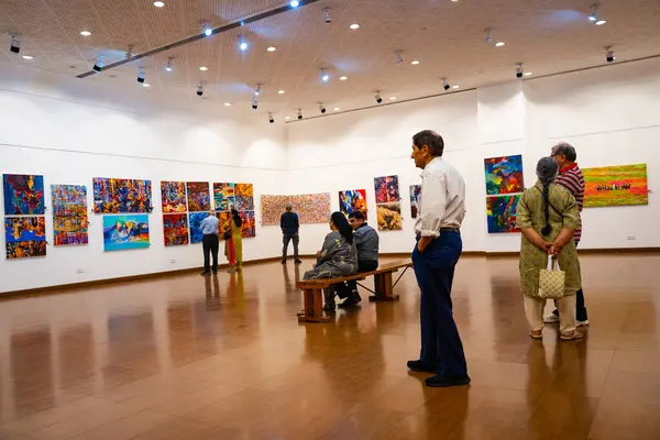 MUMBAI, INDIA, 14 Mart 2025: Nehru Center Sanat Galerisi 'ndeki sanat sergisini ziyaret edenler giriş ücreti alınmadan ve fotoğraf yasaklanmadan halka açıldı. 