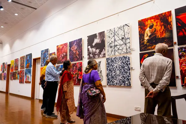MUMBAI, INDIA, 14 Mart 2025: Nehru Center Sanat Galerisi 'ndeki sanat sergisini ziyaret edenler giriş ücreti alınmadan ve fotoğraf yasaklanmadan halka açıldı. 
