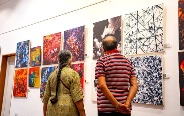 MUMBAI, INDIA, 14 Mart 2025: Nehru Center Sanat Galerisi 'ndeki sanat sergisini ziyaret edenler giriş ücreti alınmadan ve fotoğraf yasaklanmadan halka açıldı. 