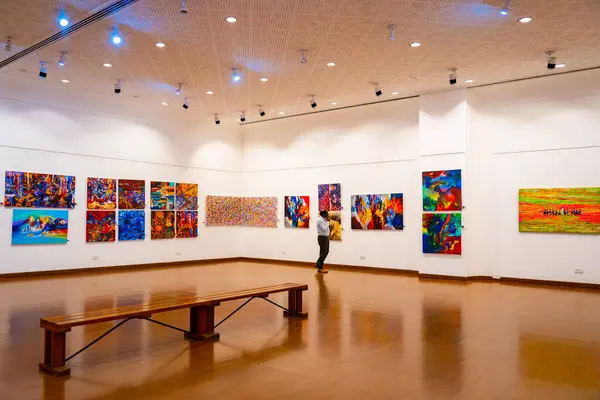 MUMBAI, INDIA, 14 Mart 2025: Nehru Center Sanat Galerisi 'ndeki sanat sergisini ziyaret edenler giriş ücreti alınmadan ve fotoğraf yasaklanmadan halka açıldı. 