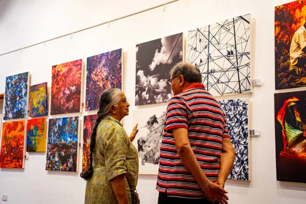 MUMBAI, INDIA, 14 Mart 2025: Nehru Center Sanat Galerisi 'ndeki sanat sergisini ziyaret edenler giriş ücreti alınmadan ve fotoğraf yasaklanmadan halka açıldı. 