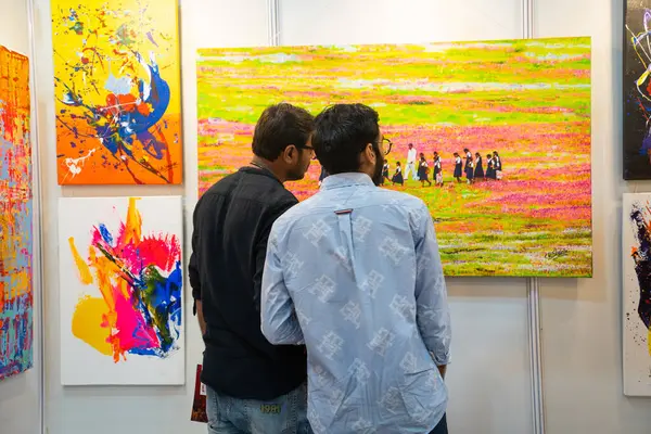 MUMBAI, INDIA, 14 Mart 2025: Nehru Center Sanat Galerisi 'ndeki sanat sergisini ziyaret edenler giriş ücreti alınmadan ve fotoğraf yasaklanmadan halka açıldı. 