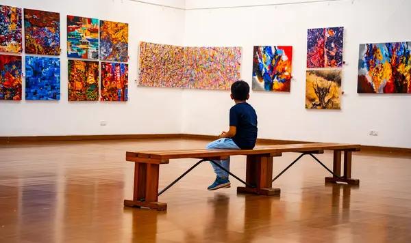 MUMBAI, INDIA, 14 Mart 2025: Nehru Center Sanat Galerisi 'ndeki sanat sergisini ziyaret edenler giriş ücreti alınmadan ve fotoğraf yasaklanmadan halka açıldı. 