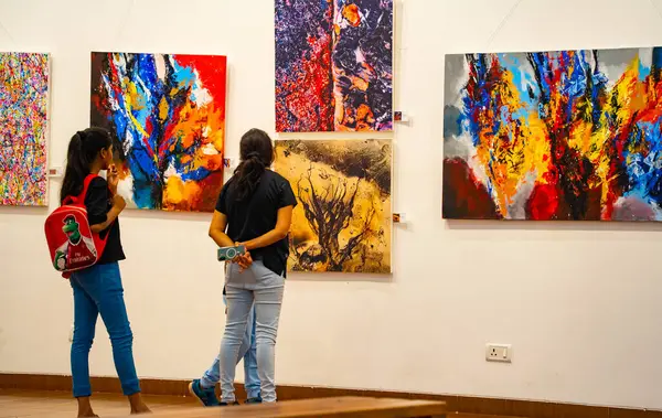 MUMBAI, INDIA, 14 Mart 2025: Nehru Center Sanat Galerisi 'ndeki sanat sergisini ziyaret edenler giriş ücreti alınmadan ve fotoğraf yasaklanmadan halka açıldı. 