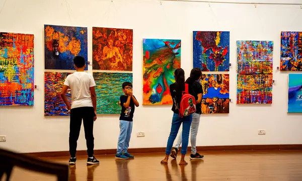 MUMBAI, INDIA, 14 Mart 2025: Nehru Center Sanat Galerisi 'ndeki sanat sergisini ziyaret edenler giriş ücreti alınmadan ve fotoğraf yasaklanmadan halka açıldı. 