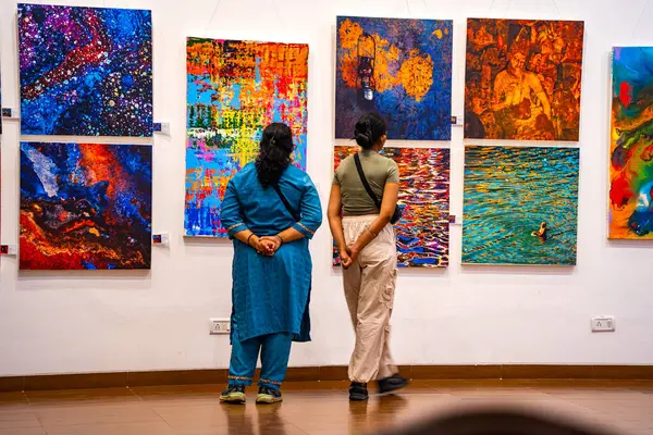 MUMBAI, INDIA, 14 Mart 2025: Nehru Center Sanat Galerisi 'ndeki sanat sergisini ziyaret edenler giriş ücreti alınmadan ve fotoğraf yasaklanmadan halka açıldı. 