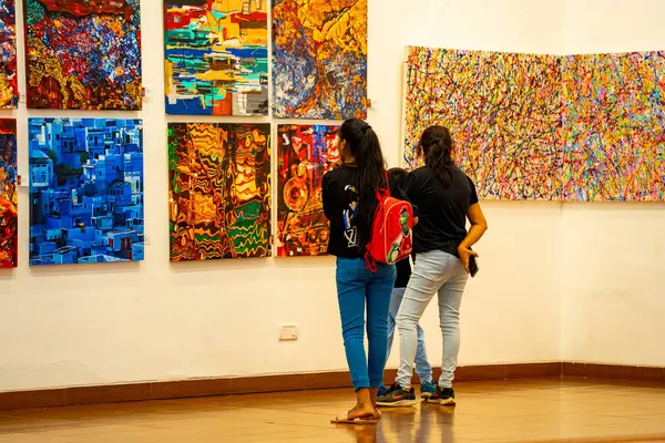 MUMBAI, INDIA, 14 Mart 2025: Nehru Center Sanat Galerisi 'ndeki sanat sergisini ziyaret edenler giriş ücreti alınmadan ve fotoğraf yasaklanmadan halka açıldı. 