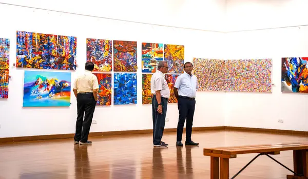 MUMBAI, INDIA, 14 Mart 2025: Nehru Center Sanat Galerisi 'ndeki sanat sergisini ziyaret edenler giriş ücreti alınmadan ve fotoğraf yasaklanmadan halka açıldı. 
