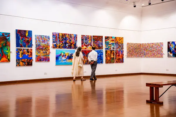 MUMBAI, INDIA, 14 Mart 2025: Nehru Center Sanat Galerisi 'ndeki sanat sergisini ziyaret edenler giriş ücreti alınmadan ve fotoğraf yasaklanmadan halka açıldı. 