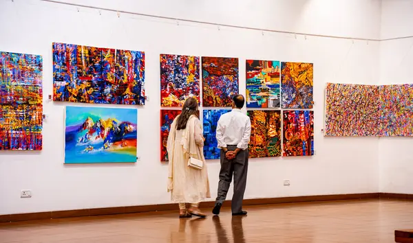 MUMBAI, INDIA, 14 Mart 2025: Nehru Center Sanat Galerisi 'ndeki sanat sergisini ziyaret edenler giriş ücreti alınmadan ve fotoğraf yasaklanmadan halka açıldı. 