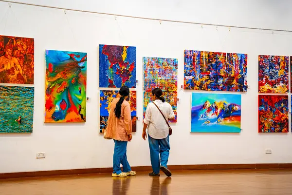 MUMBAI, INDIA, 14 Mart 2025: Nehru Center Sanat Galerisi 'ndeki sanat sergisini ziyaret edenler giriş ücreti alınmadan ve fotoğraf yasaklanmadan halka açıldı. 