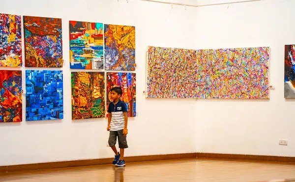 MUMBAI, INDIA, 14 Mart 2025: Nehru Center Sanat Galerisi 'ndeki sanat sergisini ziyaret edenler giriş ücreti alınmadan ve fotoğraf yasaklanmadan halka açıldı. 