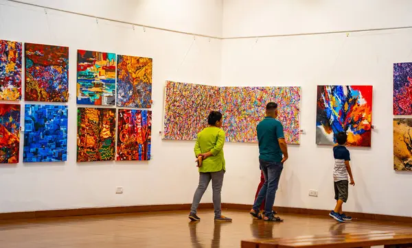 MUMBAI, INDIA, 14 Mart 2025: Nehru Center Sanat Galerisi 'ndeki sanat sergisini ziyaret edenler giriş ücreti alınmadan ve fotoğraf yasaklanmadan halka açıldı. 