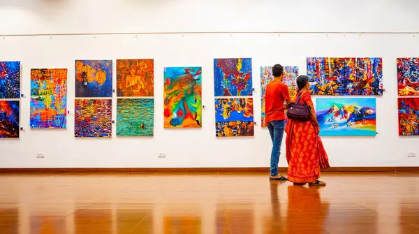 MUMBAI, INDIA, 14 Mart 2025: Nehru Center Sanat Galerisi 'ndeki sanat sergisini ziyaret edenler giriş ücreti alınmadan ve fotoğraf yasaklanmadan halka açıldı. 