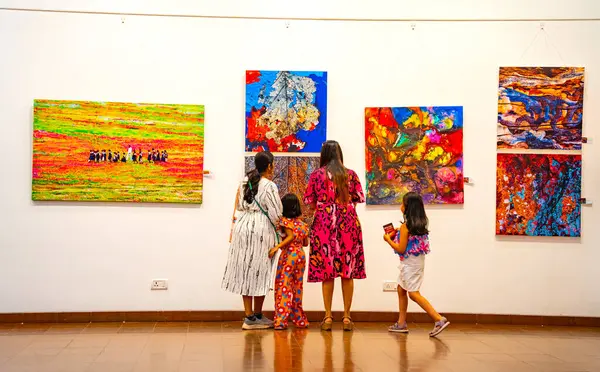 MUMBAI, INDIA, 14 Mart 2025: Nehru Center Sanat Galerisi 'ndeki sanat sergisini ziyaret edenler giriş ücreti alınmadan ve fotoğraf yasaklanmadan halka açıldı. 