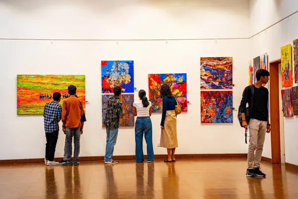 MUMBAI, INDIA, 14 Mart 2025: Nehru Center Sanat Galerisi 'ndeki sanat sergisini ziyaret edenler giriş ücreti alınmadan ve fotoğraf yasaklanmadan halka açıldı. 