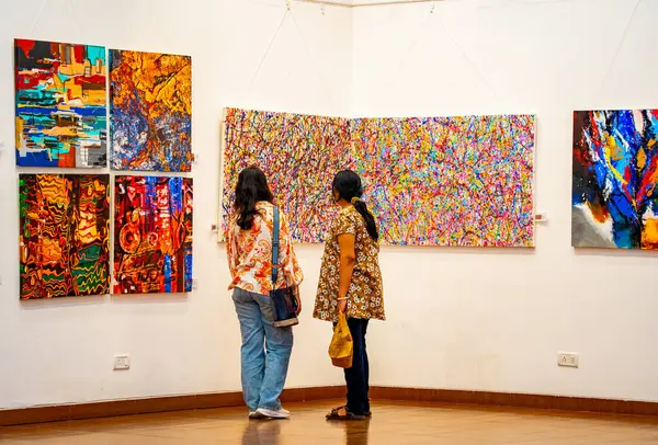 MUMBAI, INDIA, 14 Mart 2025: Nehru Center Sanat Galerisi 'ndeki sanat sergisini ziyaret edenler giriş ücreti alınmadan ve fotoğraf yasaklanmadan halka açıldı. 